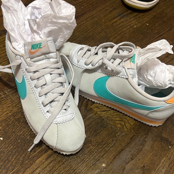 Nike Shoes - Nike Athletic Shoes in White and Teal